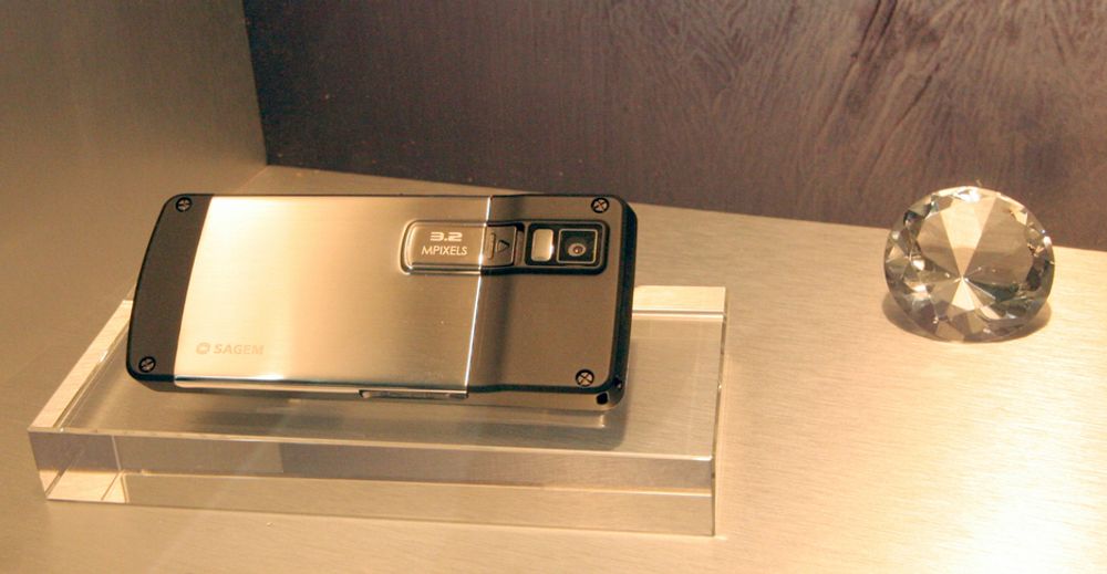 ELEGANT OG SMIDIG: Franske Sagem har 3,2 megapikslers kamera på flere av de nye mobilene. Hvorfor kan ikke eksempelvis Sony Ericsson eller Nokia lære noe av fransk mobildesign?