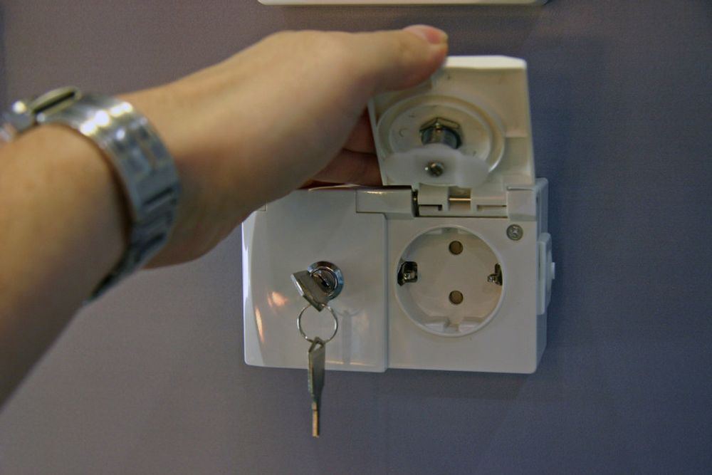 Kontakt med låsemulighet sikrer at ingen snylter på din strøm.
