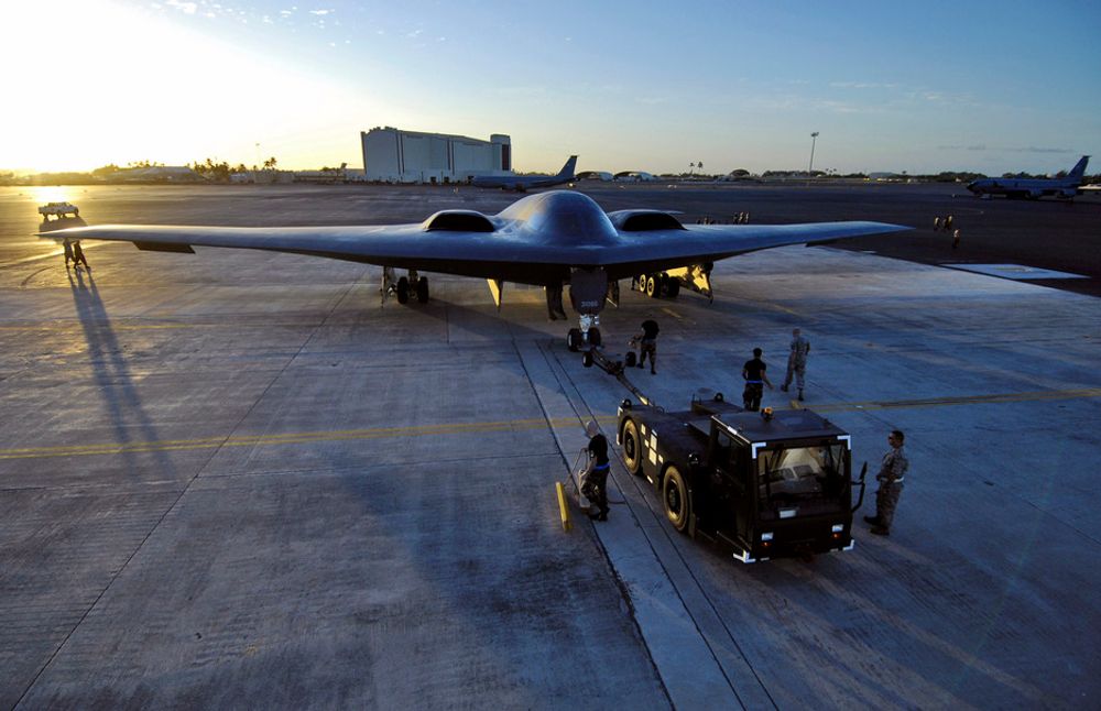 En B-2 Spirit blir tauet på Hickam-basen på Hawaii.