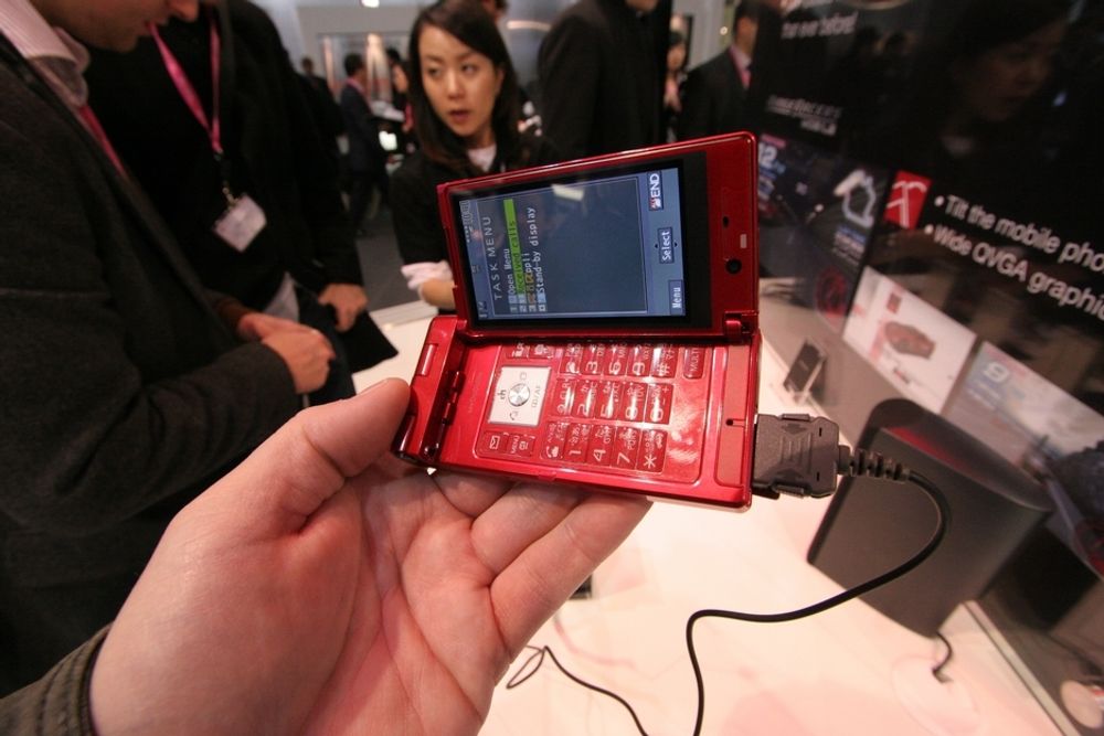 KLAR FOR 4G: Japanske NTT Docomo som har kommet lengst i verden med fjerde generasjons mobiletelefoni (4G) og lynrask internettaksess mener at de nye mobiltelefonene skal se slik ut.