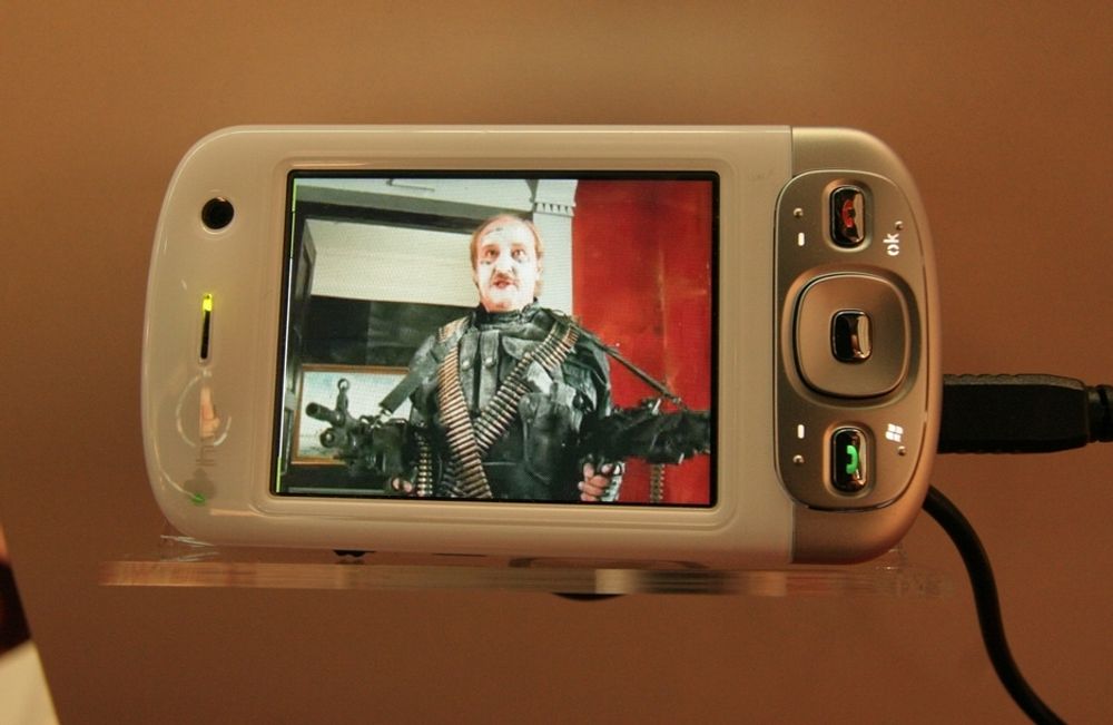 BÆRBAR FILM: Nye kodeker gjør at film på mobilen går smertefritt, i hvert fall teknologisk. Mobilen er fra HTC.