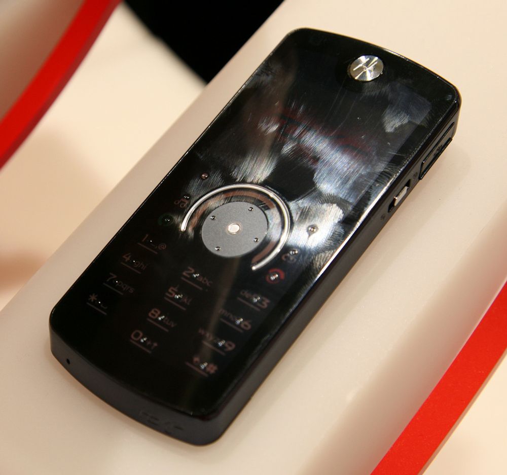 IFA: Motorola har nylig lansert musikktelefonen ROKR E8. Fingermerkene viser a) stor interesse fra publikum og b) ulempen med en telefon uten skyvedeksel.