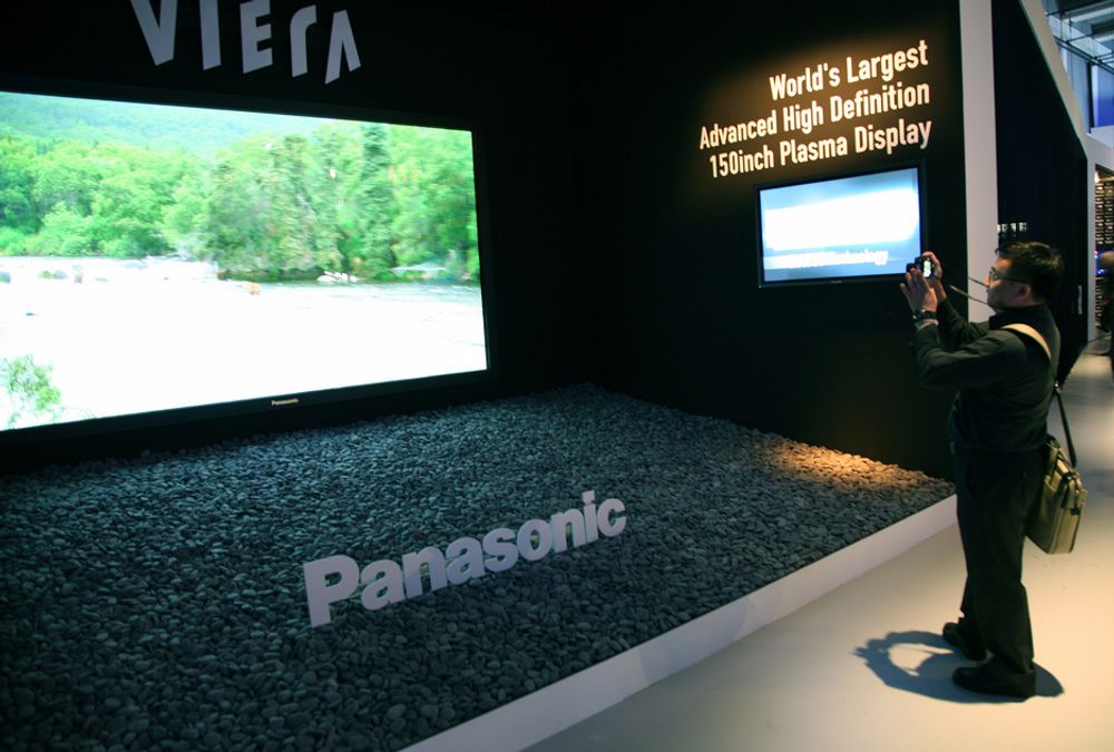 IFA: Et menneske blir lite ved siden av Panasonics svære 150-tommer.