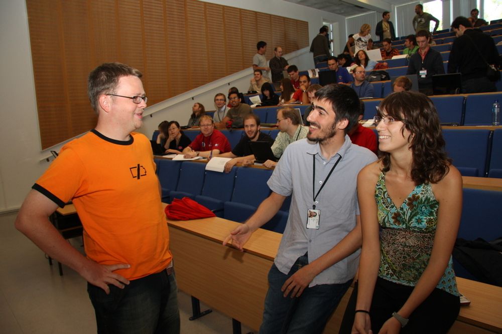 Doktorgradsstudenter ved CERN School of Computing, CSG, ved Høyskolen i Gjøvik: Lara Lloret Iglesias, Spania, og Daniel Rodrigues, Portugal. Foreleser Andrzej Nowak (t.v.)