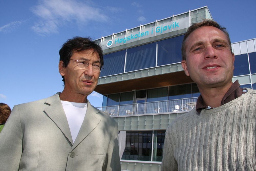 CERN School of Computing, CSG, ved Høyskolen i Gjøvik. CSG-direktør Francois Flückinger (t.v.) og førsteamanuensis Are Strandlie, HiG.