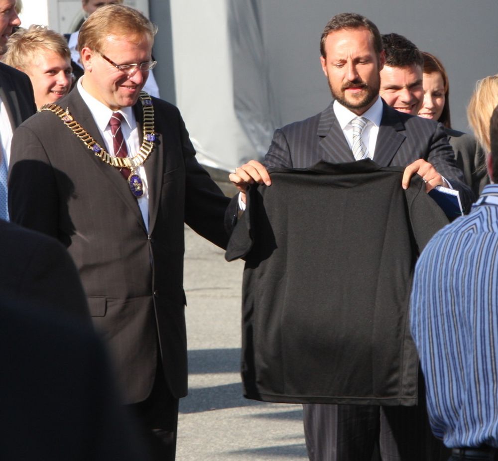 Ansatte hos LETP (Leading Edge Technology Park) mente at  kronprinsen trengte en ny t-skjorte.