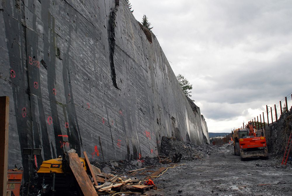 OMFATTENDE: En 800 meter lang og opptil 15 meter høy fjellskjæring langs Engervannet er gjort med wiresaging. Det skal være norgeshistoriens mest omfattende wiresagingsjobb. I mai 2009 flyttes jernbanesporene, som nå går til høyre for bildet, inn mot fjellskjæringen.
