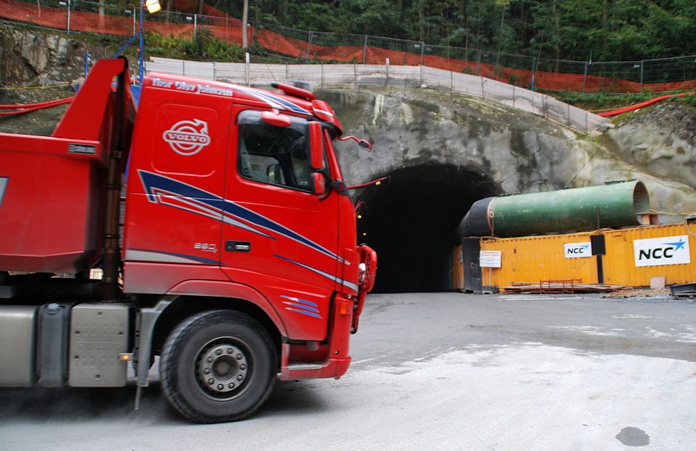 GÅR UNNA: NCC har entreprisen Fossveien. Her har de drevet 350 meter tunnel i hver retning fra det 240 meter lange tverrslaget.