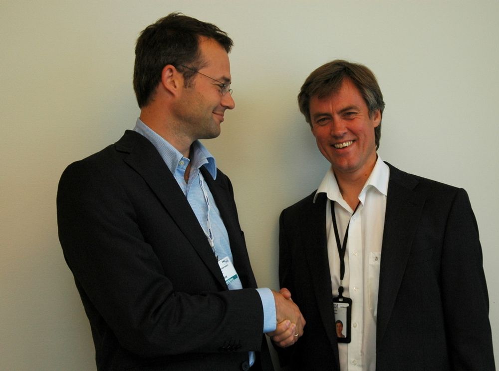 SAMARBEIDER: Tom Anders Thorstensen i StatoilHydro og Kaare Finbak i IBM samarbeider i et FoU- prosjekt for å effektivisere revisjonsstansene offshore. StatoilHydro bidrar med prosedyrer, metoder og datafangst, mens IBM utvikler dataverktøyene.