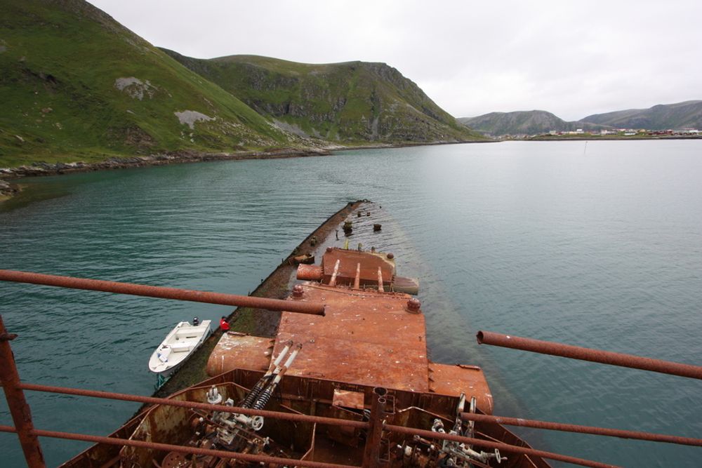 Den gamle russiske krysseren Murmansk slet seg og gikk på gunn under tauing i 1994. Nå skal vraket bort.