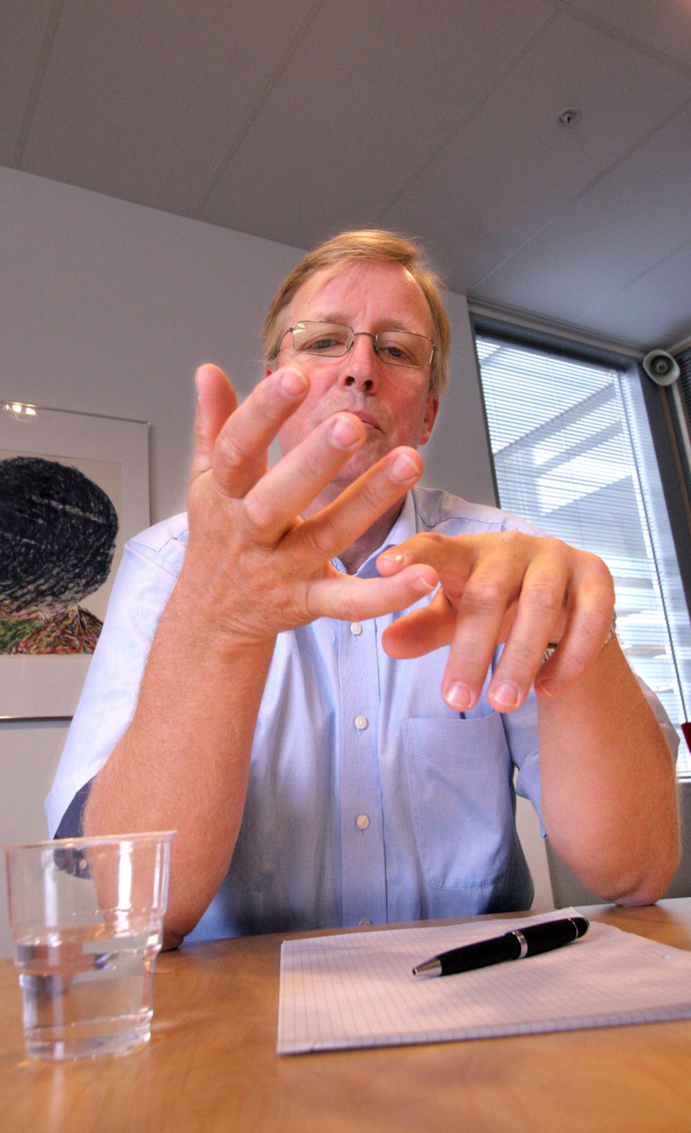 TELLER OPP: Administrerende direktør Stig Herbern ramser opp en rekke storkontrakter inngått på den korte tiden han har sittet i sjefsstolen. Deretter går han over til kommende oppgaver, hvor anskaffelse av et mobiltilbud kommer på første finger.