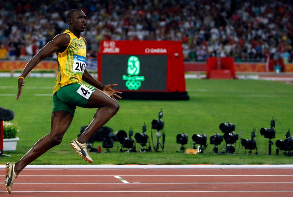 SUVEREN: I overlegen stil, surfet Usain Bolt inn til verdensrekord med høye kneløft og seiersgester. Det tapte han omtrent 14 hundredeler på, mener norske forskere.