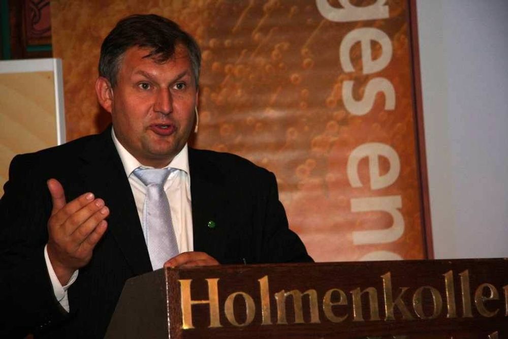 MULIGHETER: Olje- og energiminister Terje Riis-Johansen mener at det fortsatt ligger et formidabelt potensial i vannkraft