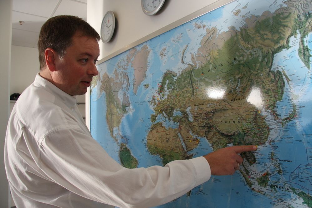 Administrerende direktør Espen Kristensen viser alle stedene hvor Kongsberg Intellifield er.