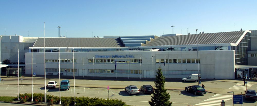 Stavanger lufthavn Sola ble stengt tirsdag morgen.