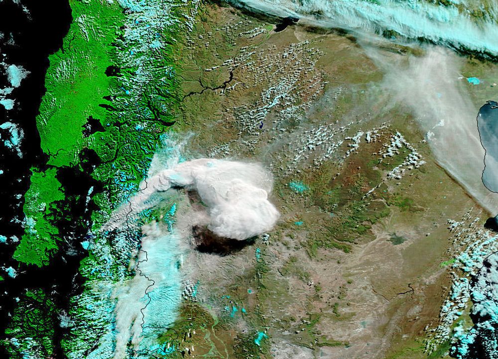 Bearbeidet oversiktsbilde fra utbruddet ved Chaiten-vulkanen i Chile snaue to uker tilbake. Bildet er tatt fra Terra-satellitten.