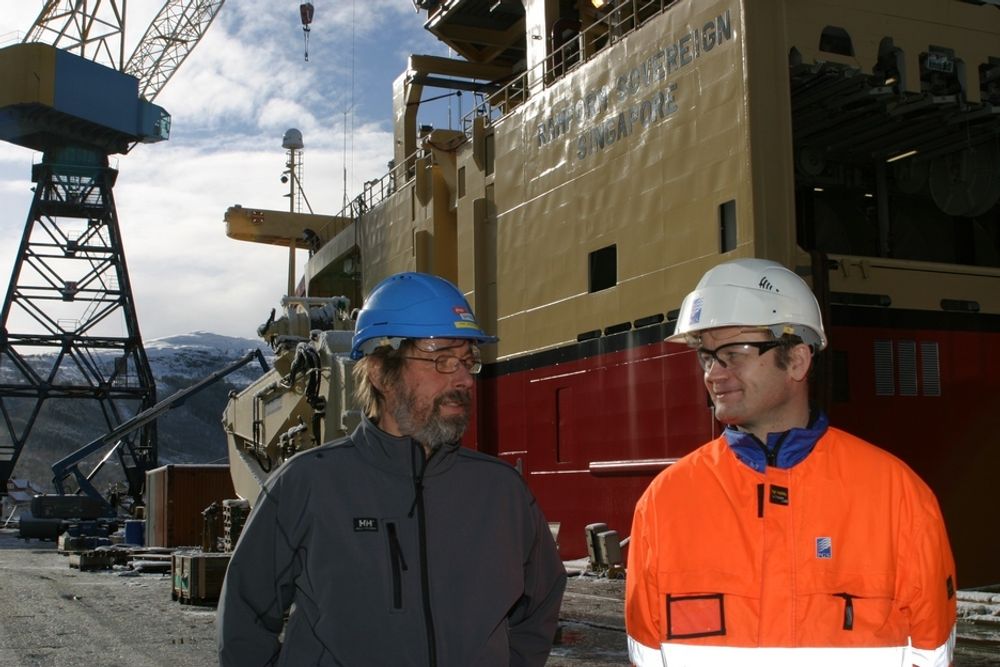 FORNØYD: Prosjektsjeft i Aker Yards, Per Øverås (til venstre) og prosjektsjef i PGS, Arne Vatn, konstaterer at Ramform Sovereign snart er ferdig.