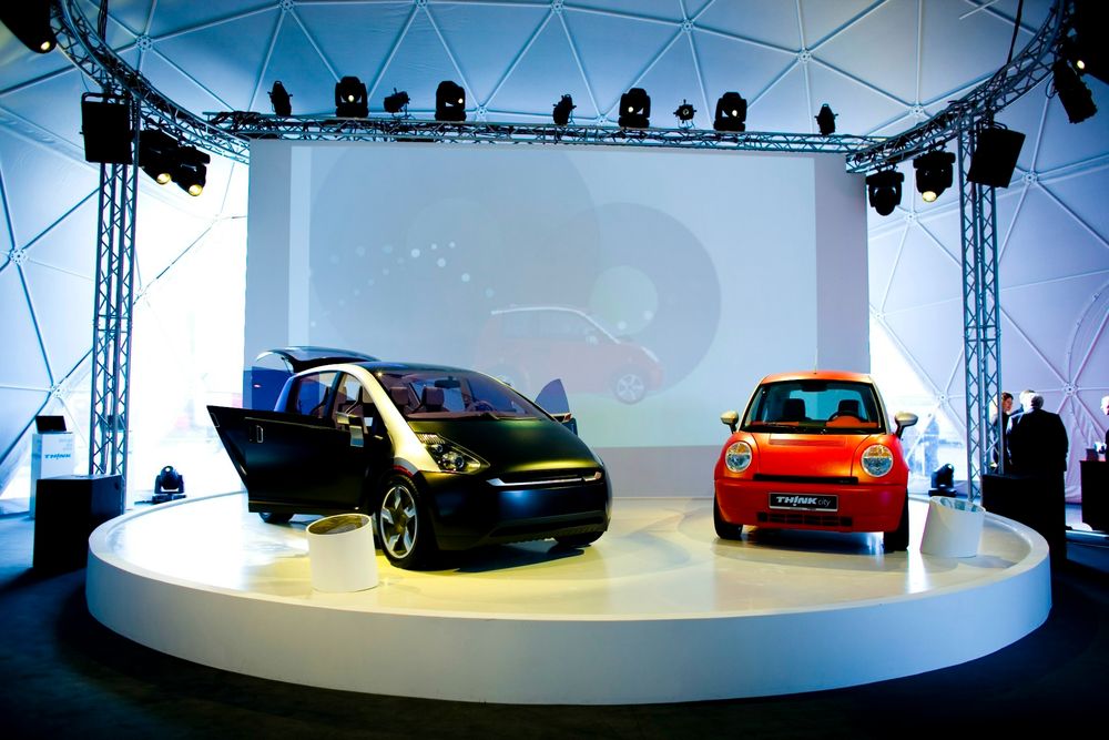 Think Ox (t.v) og Think City ble vist for publikum under åpningen av den 78. bilmessen i Geneve.