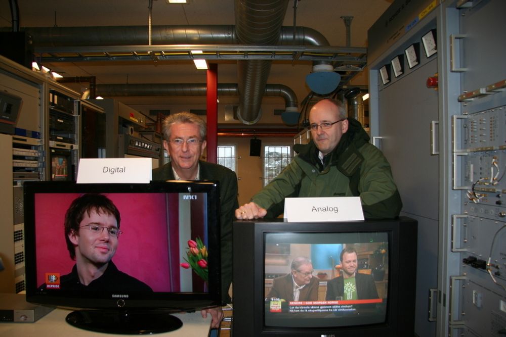 I SVART:
Teknisk direktør i NRK Arild Hellgren til venstre og kommunikasjonsdirektør i TV2 Rune Indrøy  i de siste sekunder før begge skur av hver sin analoge kanal på Bokn-senderen sør for Haugesund.