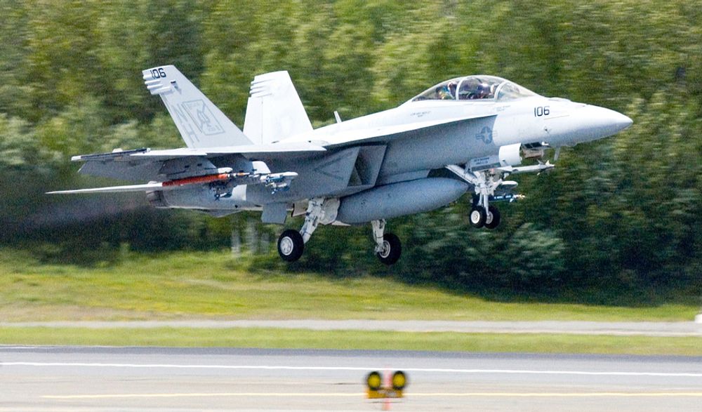 En F/A-18F Super Hornet tar av fra Elmendorf Air Force Base, Alaska.