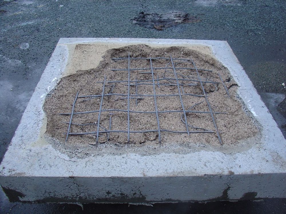 Denne betongen, uten pp-fiber, tålte ikke brannforsøket. Resultatet er avskalling der armeringen er direkte eksponert for brannen.