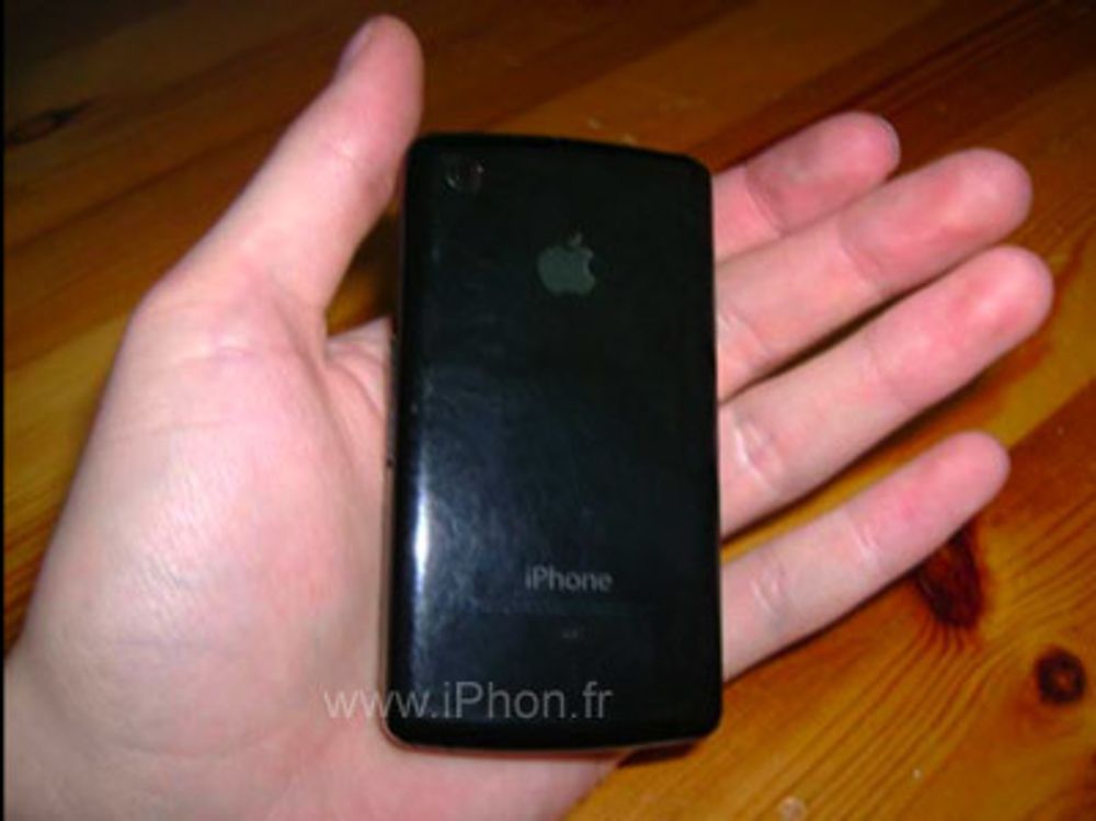 SPIONBILDE 2: Slik ser baksiden av den nye iPhone, hevder den franske bloggen iPhon.fr.