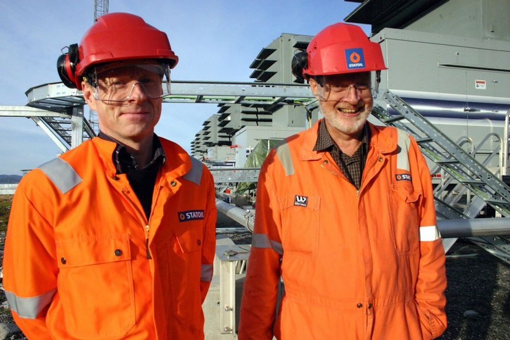 GASSKRAFT: Prosjektleder for reservekraft i Statnett, Sigurd Andenæs (til høyre), og ansvarlig for samfunnskontakt i Statnett, Knut Lockert, på Tjeldbergodden der Norges første mobile gasskraftverk befinner seg.