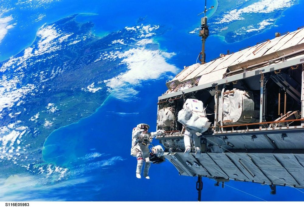 EKSTREM UTSIKT: Her nyter Christer Fuglesang (lengst bort) den fantastiske utsikten mot Jorden på utsiden av romfergen.