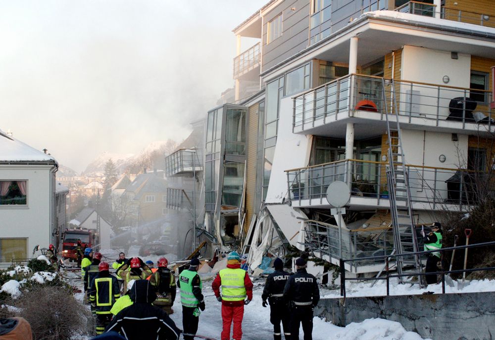 VAR USIKKER: Politi og redningsmannskaper utenfor boligblokken i Fjelltunveien i Ålesund som kollapset natt til onsdag.