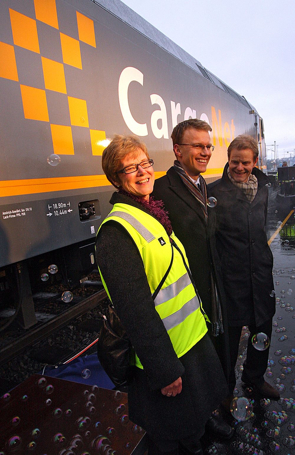 - Det er vår sans for synergieffekter som gjør at vi innvier ny terminal og avduker nytt lokomotiv samtidig, forklarte CargoNet-direktør Are Kjensli (t.h), sammen med Erik Lahnstein og Elisabeth Enger.