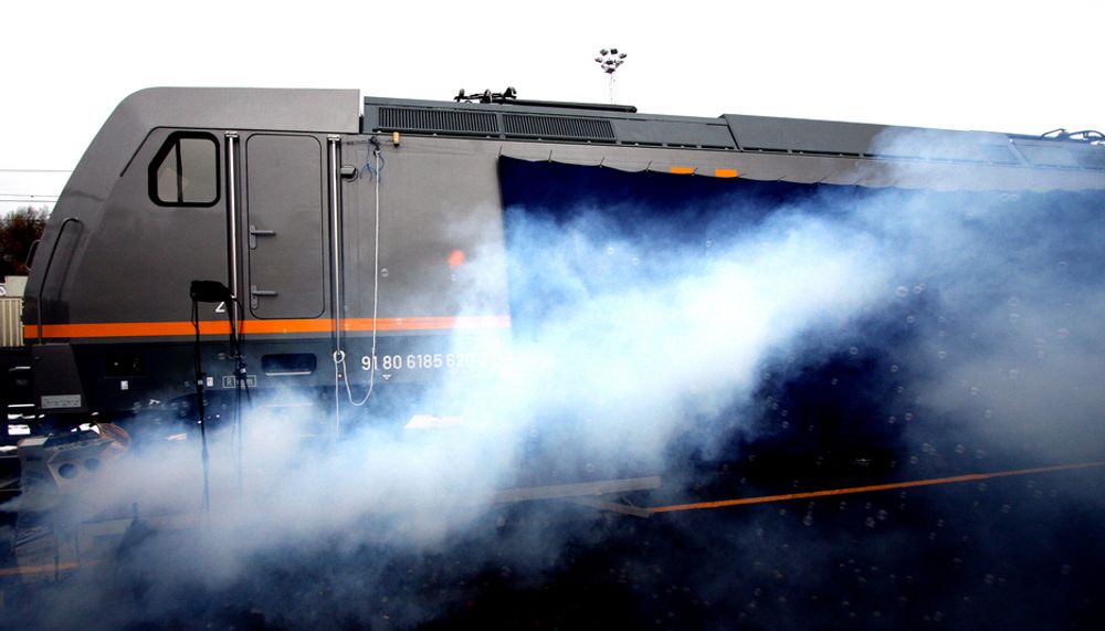 Nei, CE 119 er ikke et diesellokomotiv. Men Cargonet mente litt røykeffekter og såpebobler måtte til under avdukingsseremonien.