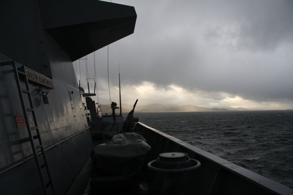 KNM Roald Amundsen i grått vær.