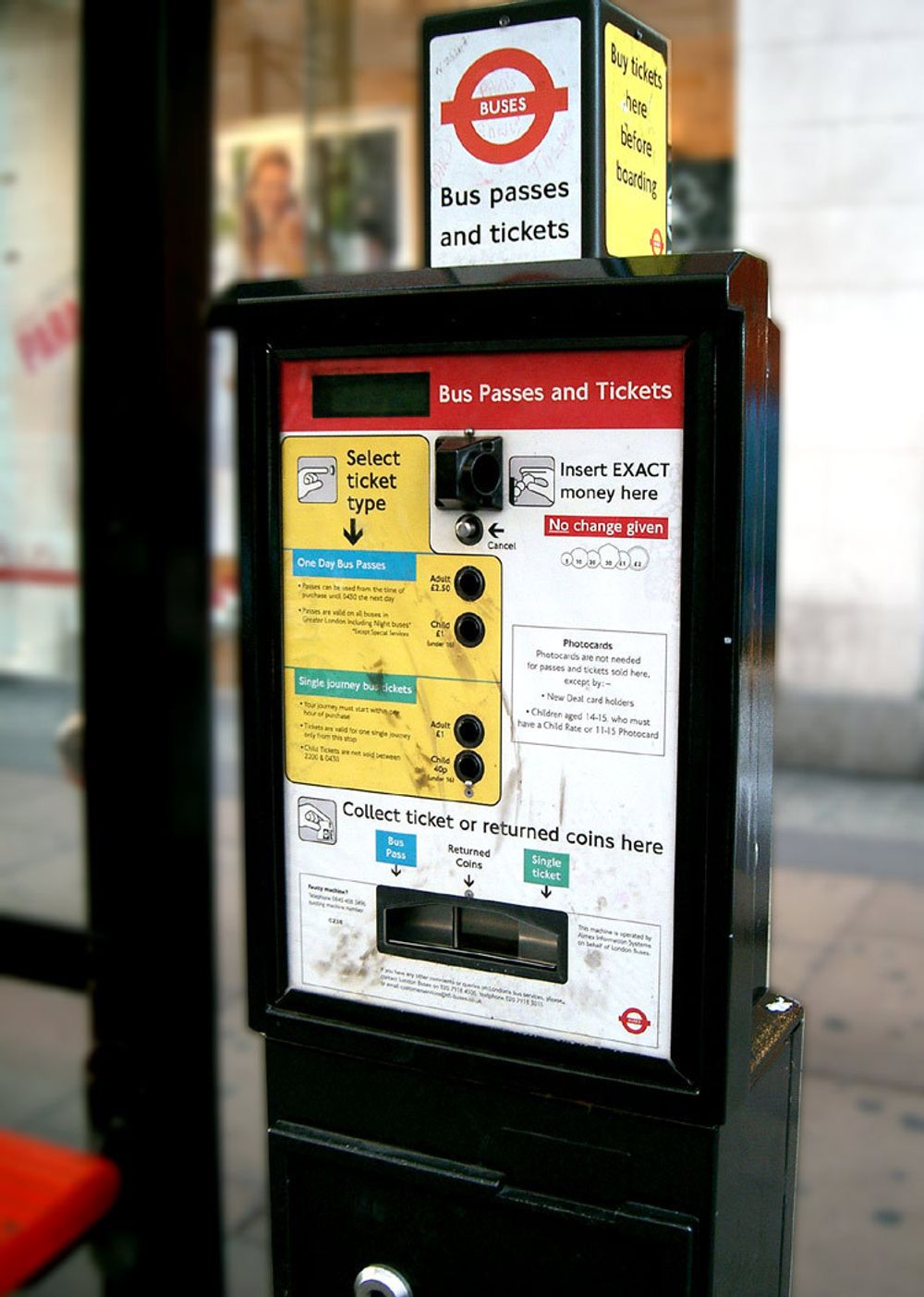 Du kan fortsatt kjøpe billett Londons røde busser fra automater rundt om i byen.