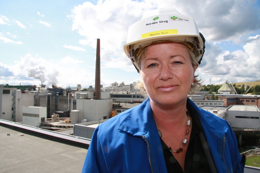 Wenche Ravlo, fabrikkdirektør på Norske Skog Follum, mener politikerne må gjøre noe med rammevilkårene for norsk kraftkrevende industri.
