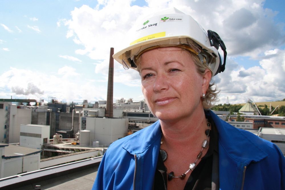 Wenche Ravlo, fabrikkdirektør på Norske Skog Follum, mener politikerne må gjøre noe med rammevilkårene for norsk kraftkrevende industri.