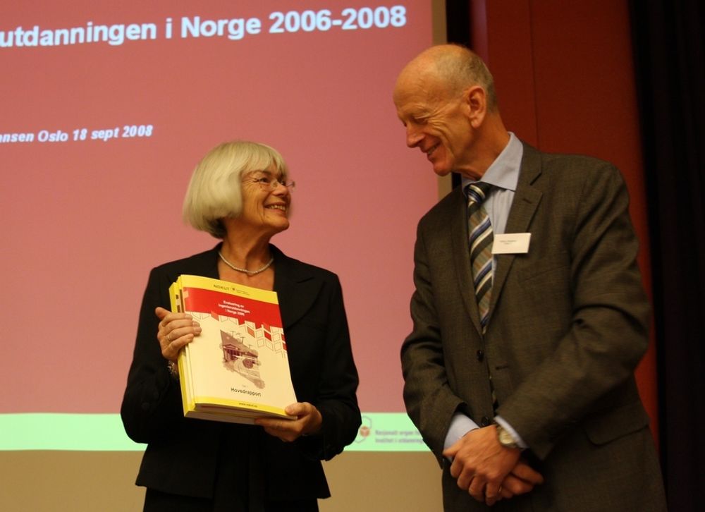 Forskningsminister Tora Aasland (SV) fikk overlevert NOKUTs dom over norsk ingeniørutdanning torsdag. - Vi har ventet på denne rapporten, og ser fram til å lese grundig gjennom konklusjonene, sa Aasland.