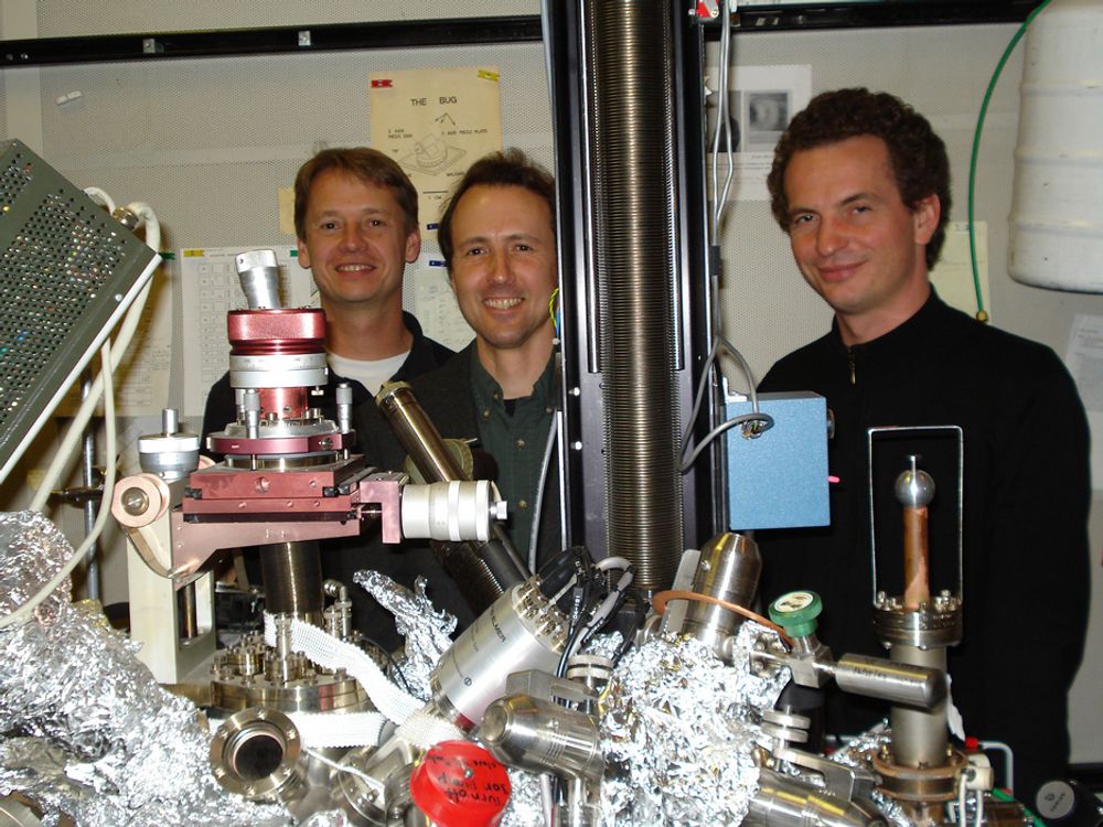 SUPERKRYMPERE:
Forskningssjef Markus Ternes til venstre med kollegene Chris Lutz og Andreas Heinrich ved IBMs forskningssenter i California ser for seg elektroniske kretser som er noen atomer i bredden.