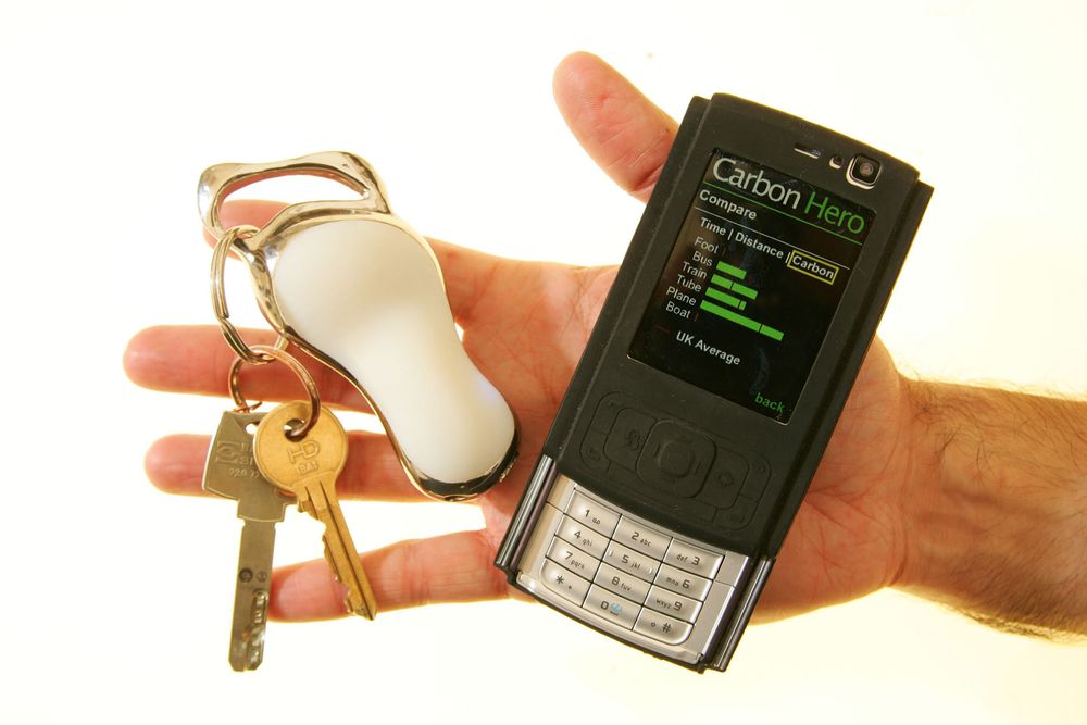 Den hvite nøkkelholderen er en avansert sensor som registrerer hvor mye CO2 du bruker på forflytning, og viser informasjonen på mobiltelefonen.