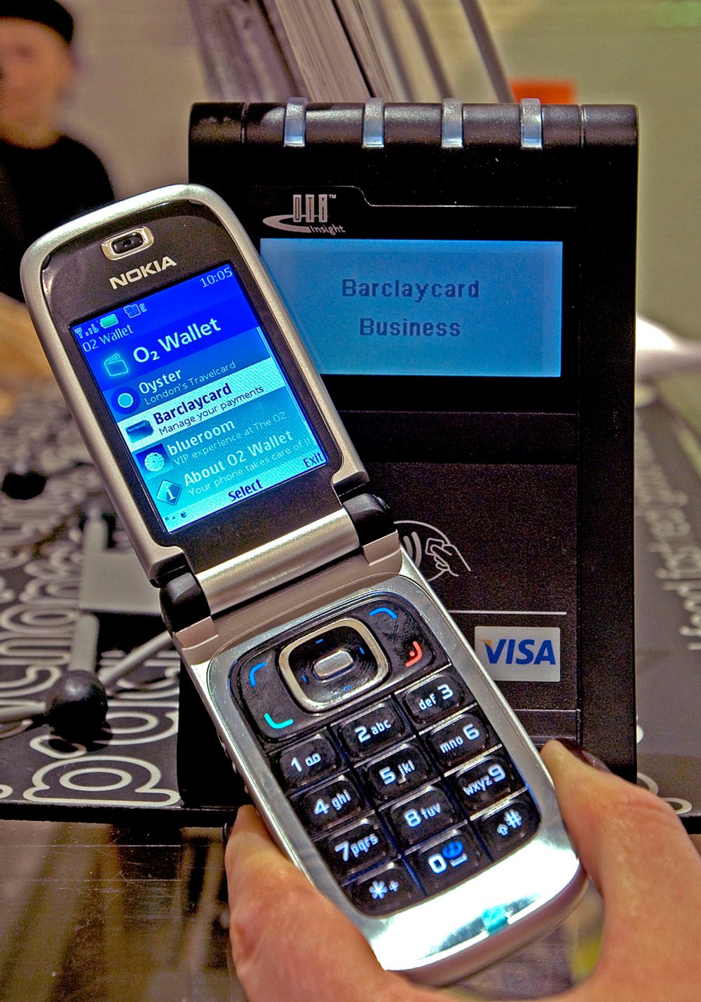 BETALE I KASSEN:
Med en NFC-telefon er det mulig å betale både småbeløp med elektroniske kontanter og større beløp med det innebygde betalingskortet.