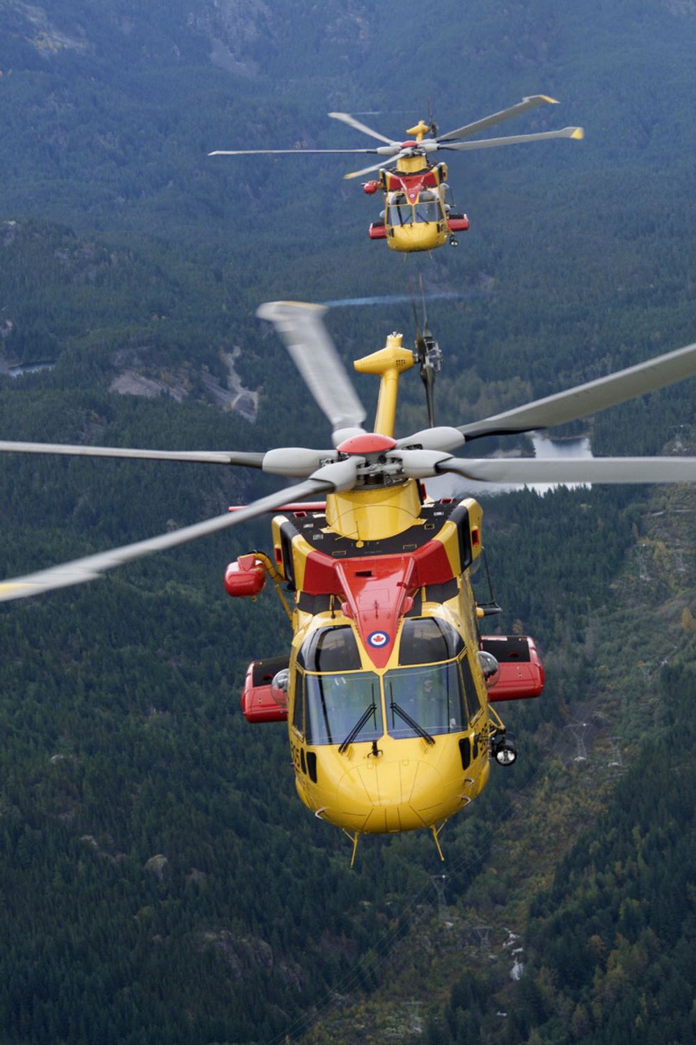 Canadas to første AW 101på vei inn over canadisk territorium.