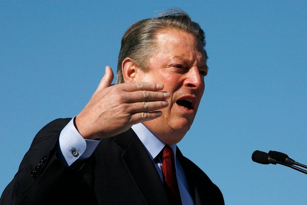 POSE OG SEKK: Al Gore lanserer en fempunktsplan for hvordan USA kan redde både økonomien, klimaet og forsyningssikkerheten.
