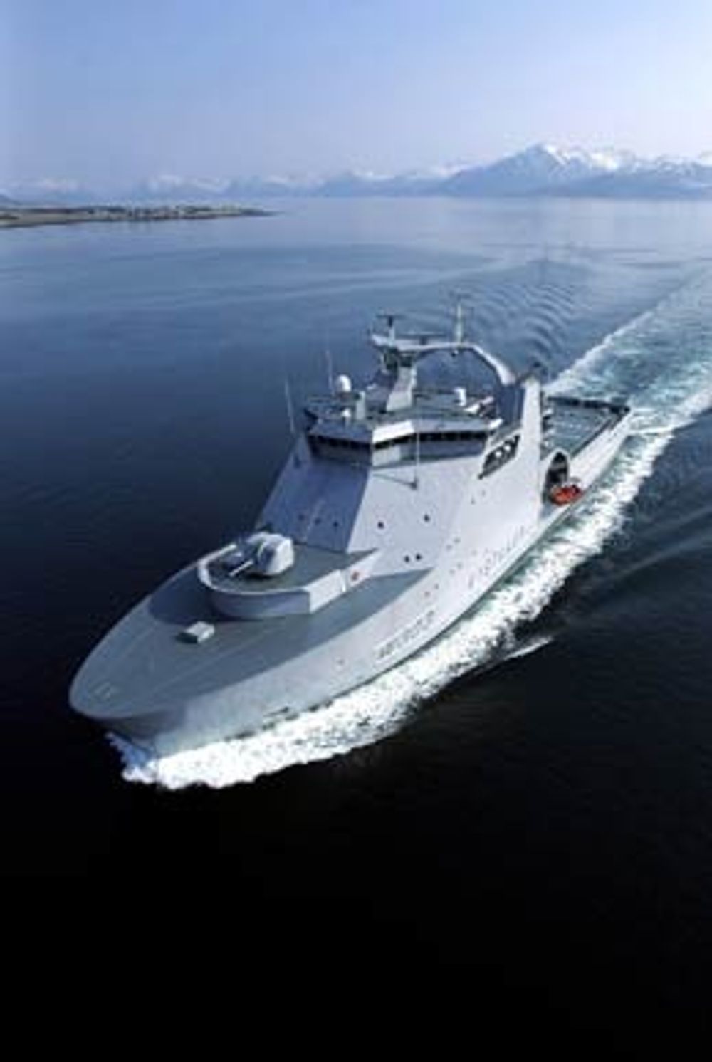 KV Svalbard kan ta tankbåter på inntil 100.000 tonn på slep. Foto: Forsvaret