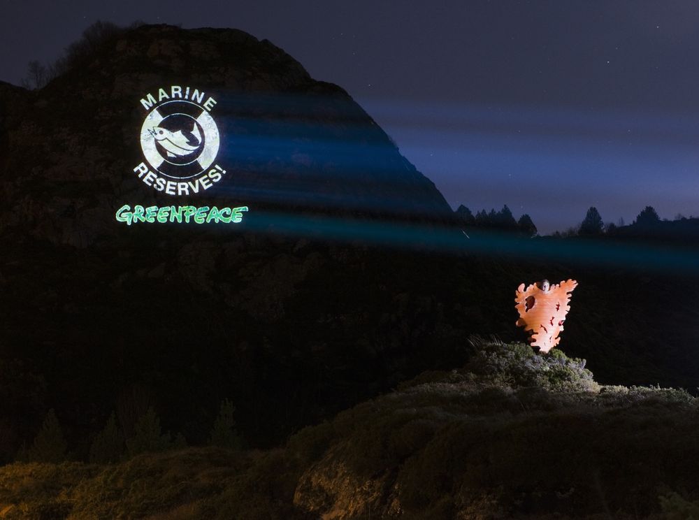 Greenpeace markerte sin motstand til olje- og gassaktivitet i Norskehavet ved å projiserer sitt budskap på en fjellside i
Ålesund. Projektoren sto  250 meter fra fjellsida.