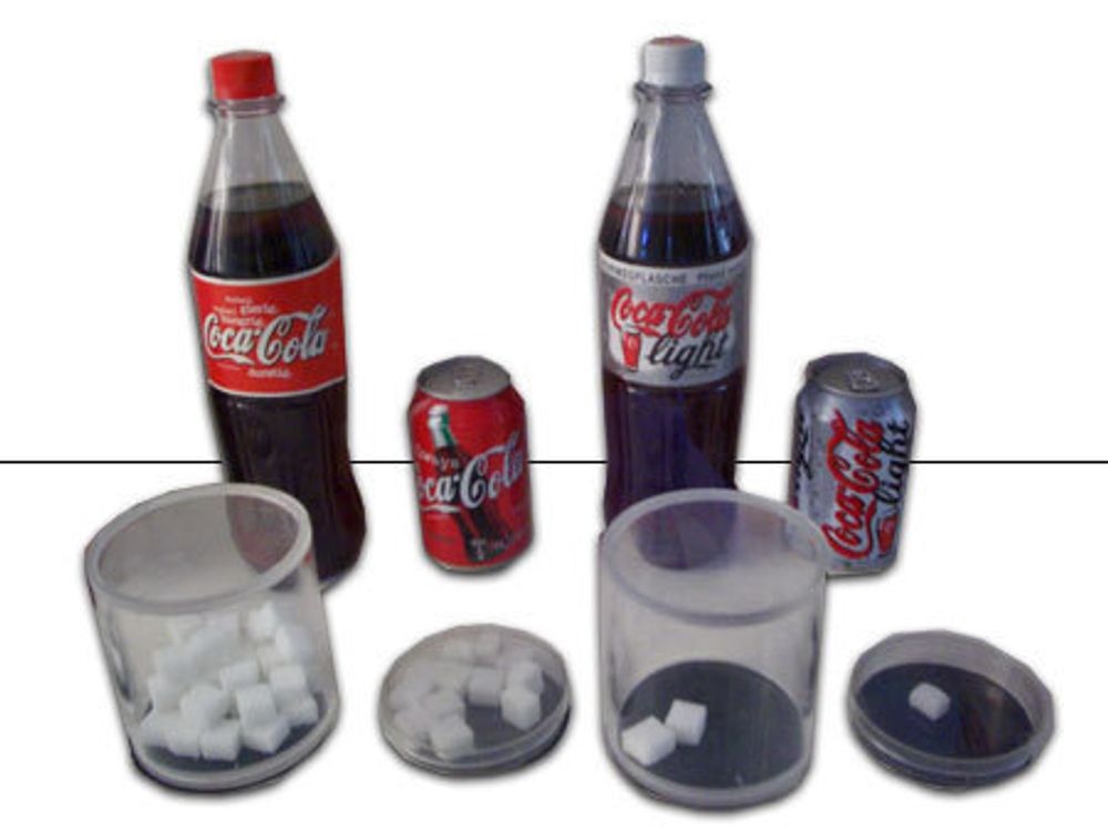 GJØR NATUREN SØT: Sukralose brukes som søtningsstoff i i Coca-Cola Light. Her ser du forresten hvor mye sukker en flaske og boks inneholder.