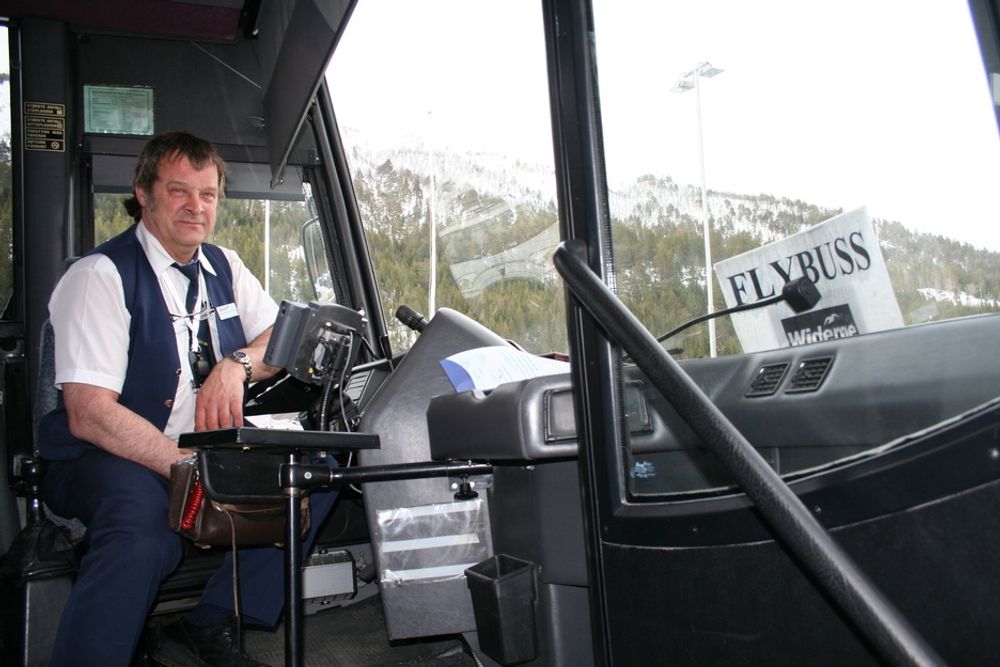 SMALT: Flybussjåfør Asbjørn Aarsæther har ingen problemer med de smale veiene, så lenge han ikke får møtende trafikk med dårlig tid.