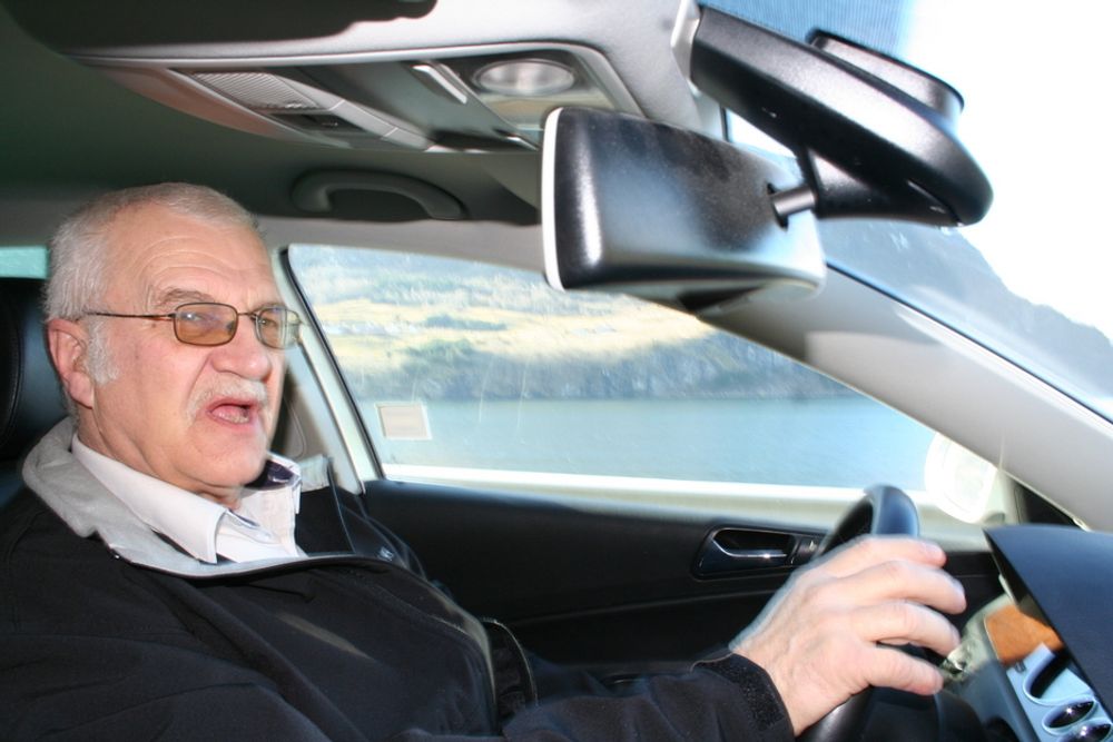 GUIDE: Taxisjåfør Inge Pedersen forteller gjerne om alle severdighetene langs Sognefjorden underveis til Leikanger.