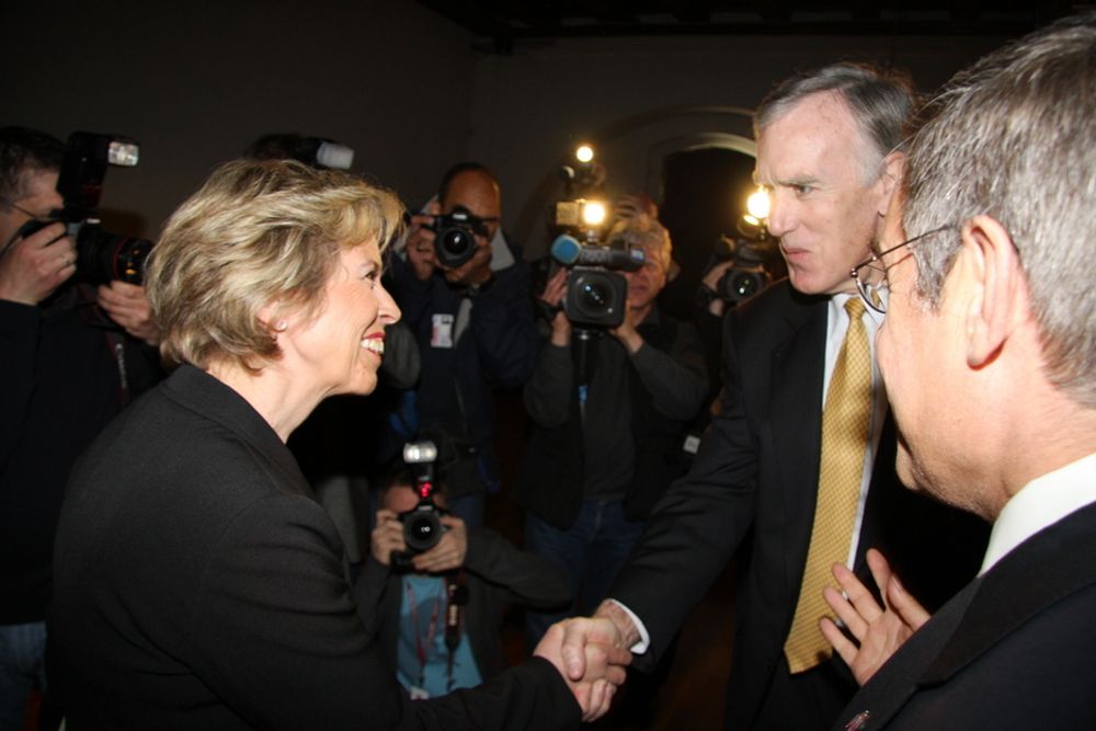 Anne-Grethe Strøm-Erichsen hilser på Lockheed Martins Tom Burbage. Ambassadør Benson K. Whitney til høyre.