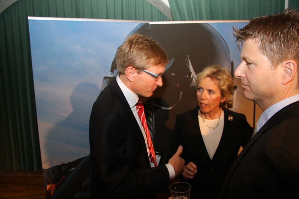 Pål Bjørseth, Anne-Grethe Strøm-Eriksen i kampflysamtale. Kåre Helland, infosjef i FD til høyre.