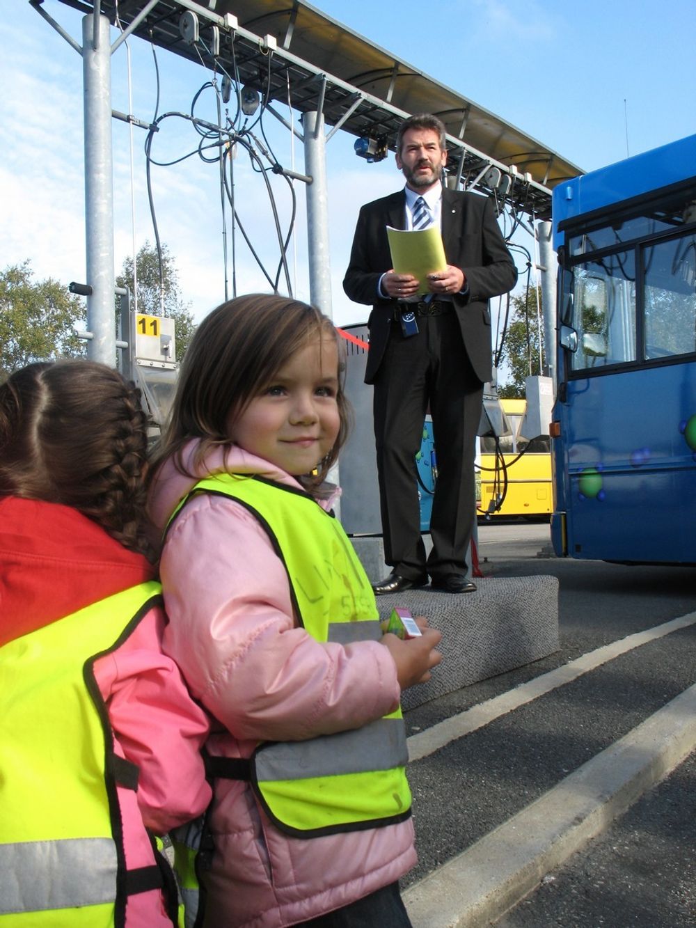 Idar Sylta, sjef Tide Buss hilste hydrogenbussen og barna fra 
Liakroken barnehage velkommen til hydrogenbussens premieretur.