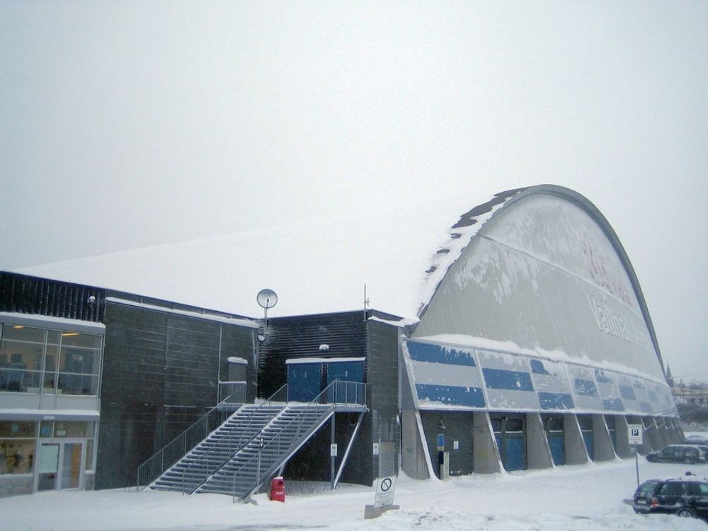 I FARESONEN: En snødekt Vallhall Arena i Oslo.